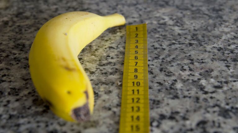 mesure du pénis après agrandissement du gland à l'aide de l'exemple d'une banane