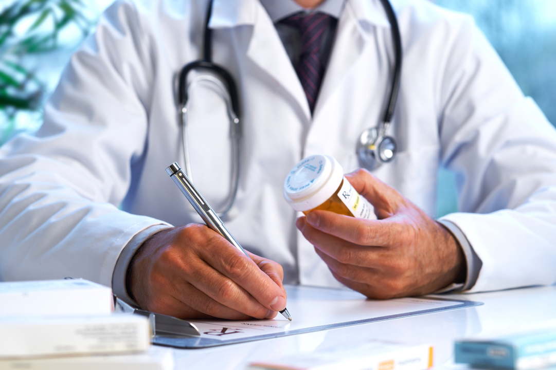 le médecin prescrit des médicaments après une opération d'agrandissement du pénis